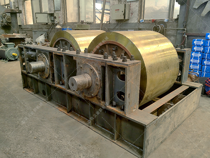 硅礦石對輥制砂機(jī)：180噸/時高效能，如何選擇實(shí)力廠家是關(guān)鍵